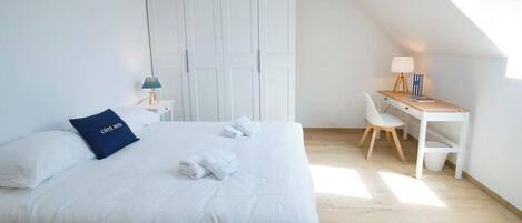 2 bedrooms, iron/ironing board, free WiFi, bed sheets