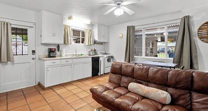 Sunlit Palm Cottage in Uptown Phoenix