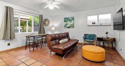 Sunlit Palm Cottage in Uptown Phoenix