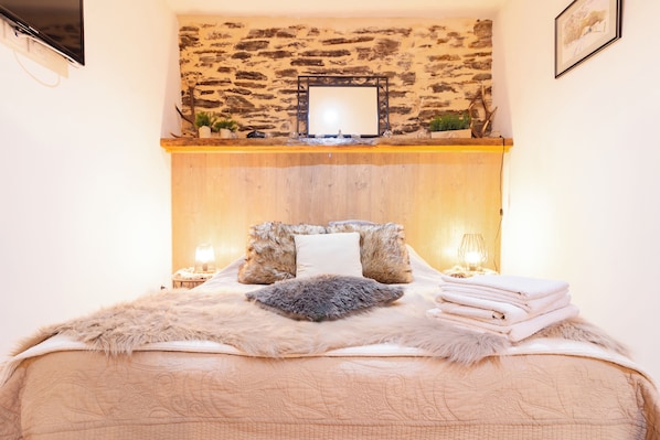 2 bedrooms, iron/ironing board, WiFi, bed sheets