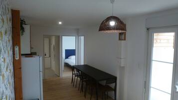 2 bedrooms, desk, WiFi, bed sheets