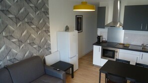 Een koelkast, een magnetron, een oven, een koffiezetapparaat/waterkoker