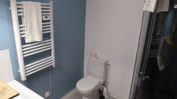 Regadera, secadora de cabello, toallas