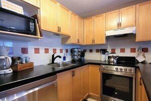 Fridge, microwave, oven, stovetop - Tranquil Toby / Hot tub / Ski out (Panorama)