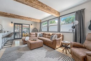 Smart TV, chimenea, videojuegos, libros