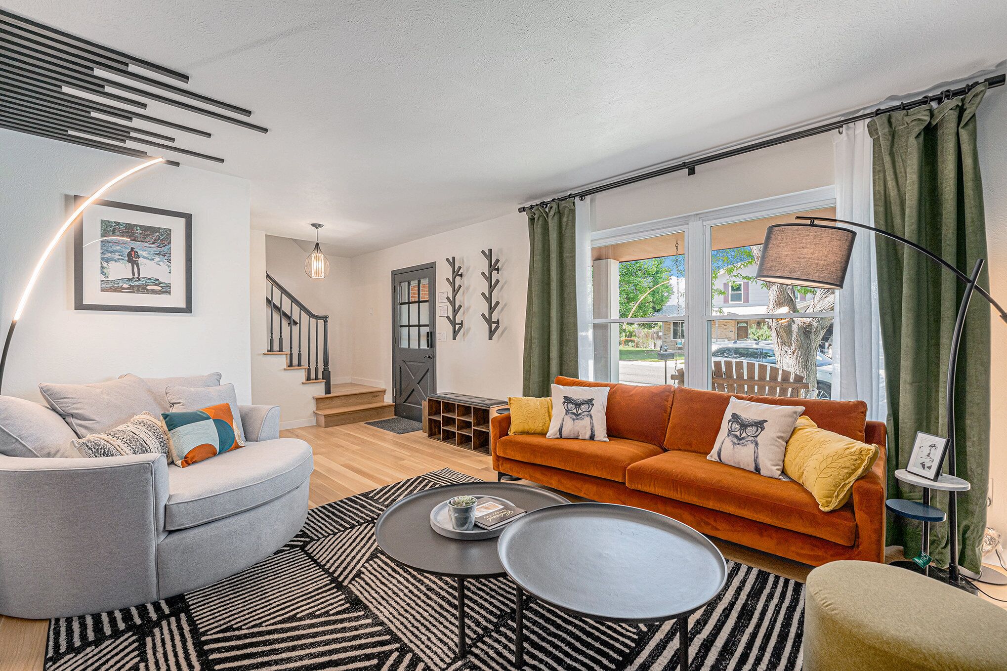 Een smart-tv, een open haard, videogames en boeken