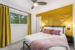5 bedrooms, desk, iron/ironing board, travel crib - The Arvada Social: Arcade, Hot Tub & Outdoor Living (Arvada)