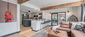 All-In-One Retreat: Spa, Gym, Fun Room & Location!