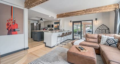 All-In-One Retreat: Spa, Gym, Fun Room & Location!