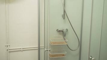 Douche, sĂšche-cheveux, serviettes fournies