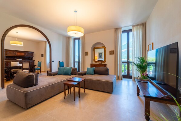 Apartment, Lake View | Living area