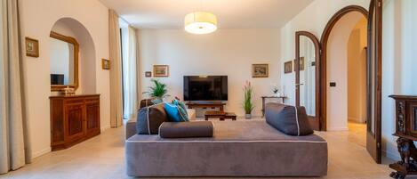 Departamento, vista al lago | Área de sala de estar | Televisión de 35 pulgadas con canales digitales y chimenea