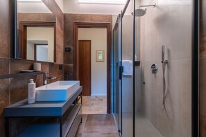 Appartement, vue lac | Douche de la salle de bain