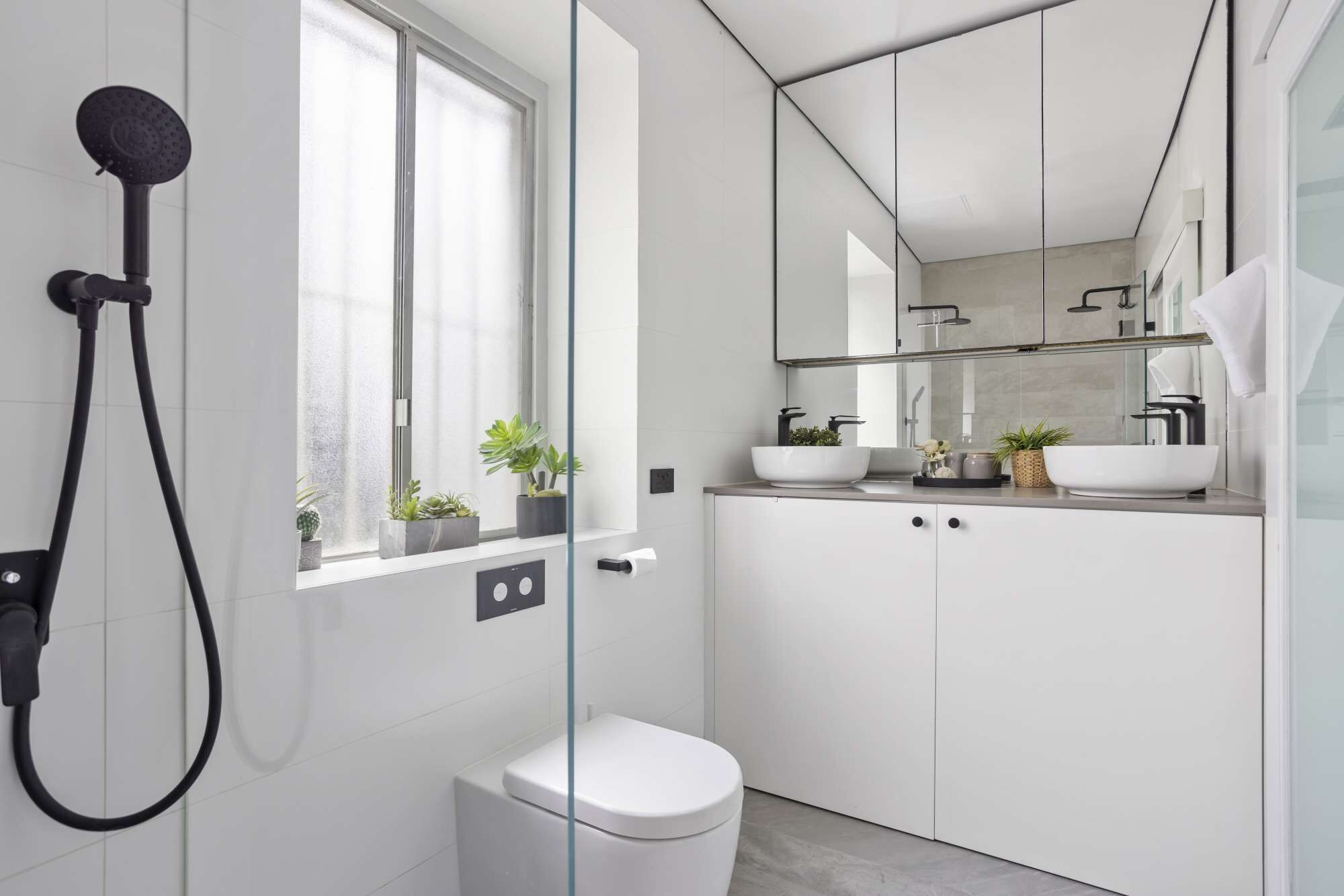 Dusj, hårføner og håndklær