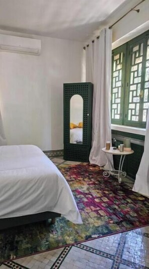 6 quartos, ferros/tábuas de passar roupa, Wi-Fi, roupa de cama