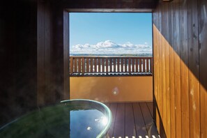 Vila Panorama, Bebas Asap Rokok, pemandangan samudra (Front) | Kamar mandi | Kombinasi shower/bathtub, pengering rambut, jubah mandi, dan sandal