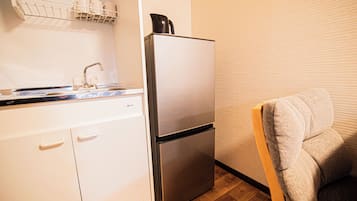 Deluxe Room | Private kitchen | Stovetop, cookware/dishes/utensils, freezer
