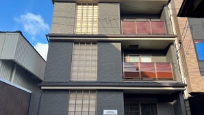 Un hotel de varios pisos con un letrero que indica que es el Hotel Amaranthus.