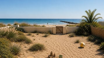 Plage, chaises longues, serviettes de plage