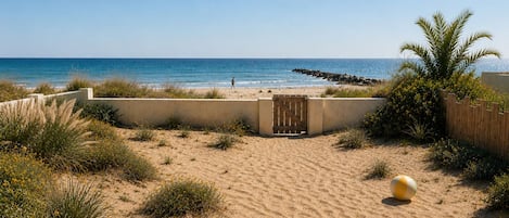 En la playa, camastros y toallas de playa