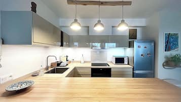 Fridge, microwave, oven, stovetop