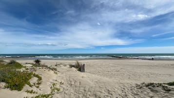 Na praia, espreguiçadeiras, toalhas de praia