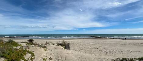 Sur la plage, chaise longue, serviettes de plage