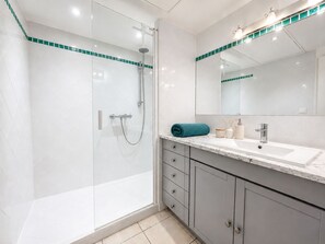 Shower, eco-friendly toiletries, hair dryer, towels - Carnon Beach Sand : The Beach as Your Garden (Mauguio)