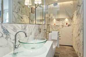 Dusche, Haartrockner, Handtücher, Seife