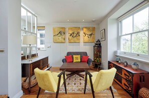 Una televisión, una oficina