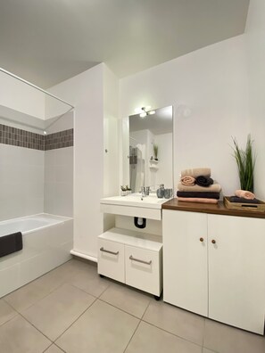 Hair dryer, towels, soap, shampoo - Grand Studio Montevrain (Montévrain)