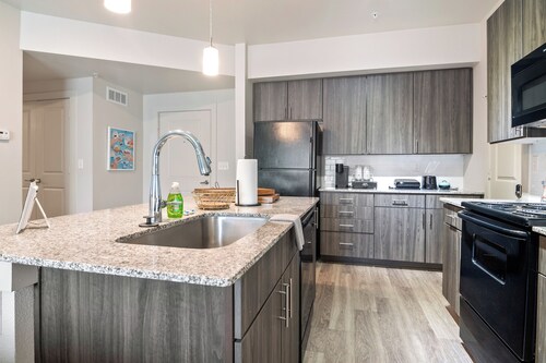 NEW Luxurious, Spacious 2 bd GATED community 