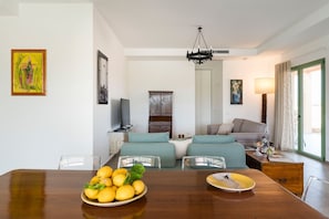 TV - Beautiful villa with pool in Menfi (Menfi)