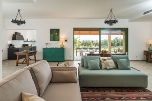 TV - Beautiful villa with pool in Menfi (Menfi)