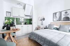 Iron/ironing board, WiFi, bed sheets