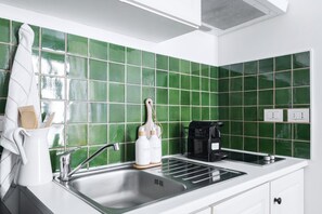 Kühlschrank, Mikrowelle, Herdplatte, Wasserkocher mit Kaffee-/Teezubehör