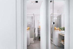 Shower, hair dryer, bidet, towels