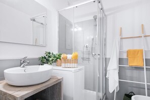 Dusche, Haartrockner, Bidet, Handtücher