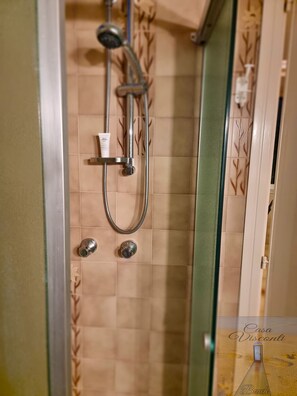 Dusche, Haartrockner, Bidet, Handtücher