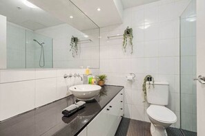 Douche, sèche-cheveux, serviettes fournies