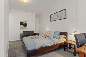 Iron/ironing board, WiFi, bed sheets, wheelchair access - A Cozy Studio for 6 Next to Darling Harbour (Sydney)