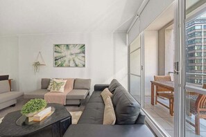 TV, offices - A Cozy Studio for 6 Next to Darling Harbour (Sydney)
