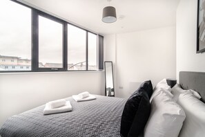 1 bedroom, desk, iron/ironing board, WiFi - Spacious 1 Bed Apartment in Central Wrexham (Wrexham)