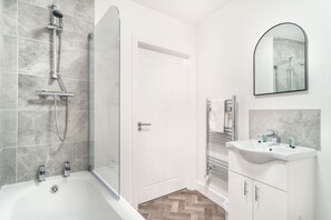 Shower, hair dryer, towels, shampoo - Comfortable 1BR Stay | Heart of Wrexham (Wrexham)
