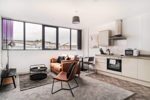 TV, offices - Spacious 1 Bed Apartment in Central Wrexham (Wrexham)