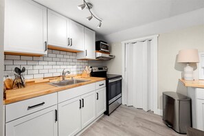 Frigorífico, microondas, horno y placa de cocina