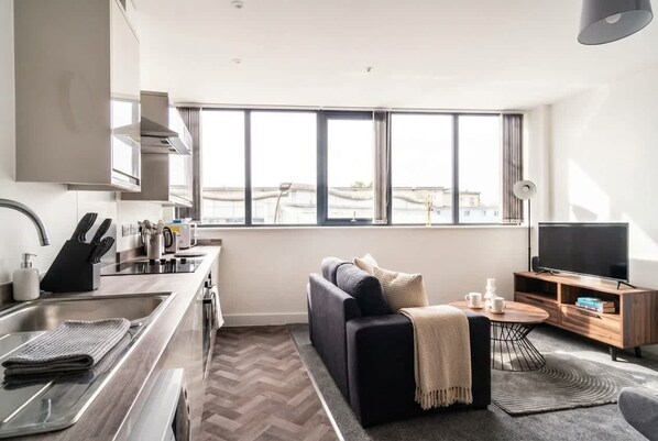 冷蔵庫、電子レンジ、オーブン、コンロ