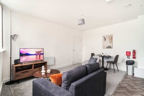 TV, offices - Fabulous 1 BED Apartment Central Wrexham with WiFi (Wrexham)