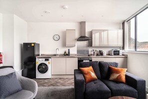 Kjøleskap, mikrobølgeovn, ovn og kokeplater