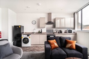 Kjøleskap, mikrobølgeovn, ovn og kokeplater